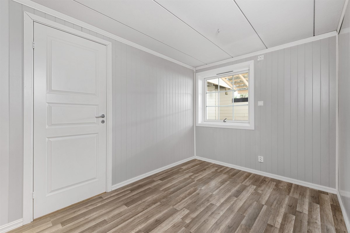 I kjelleren er det en romslig hybel med tre soverom, stue, kjøkken, bad og bod. Galleribilde