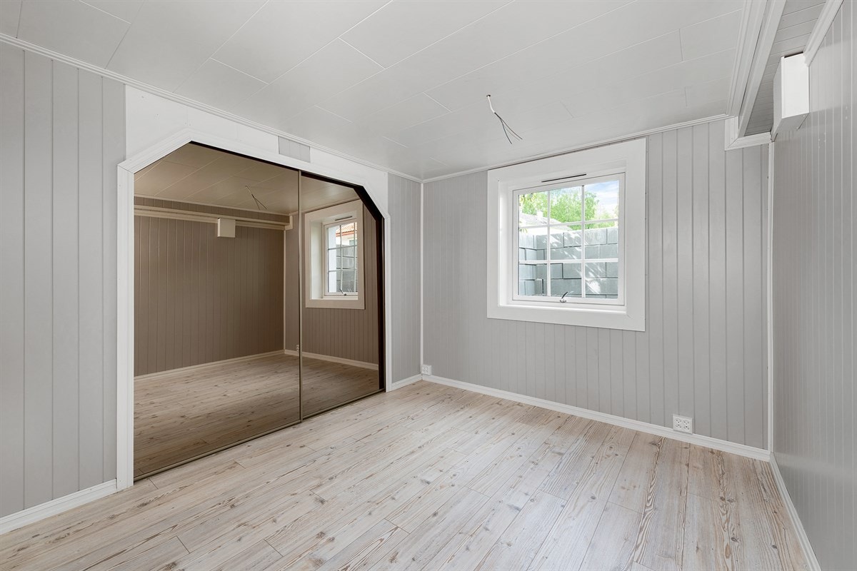 I kjelleren er det en romslig hybel med tre soverom, stue, kjøkken, bad og bod. Galleribilde