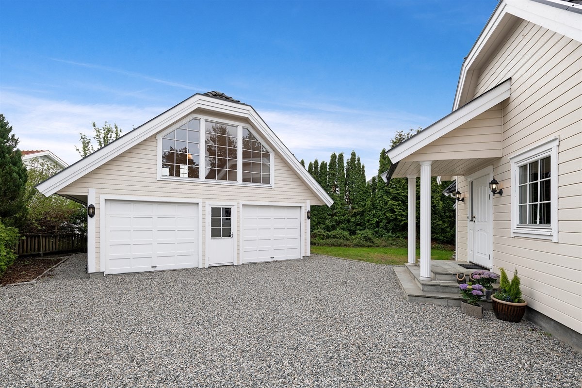 Det er parkering i dobbelgarasje og god plass til flere biler i gruset gårdsplass Galleribilde