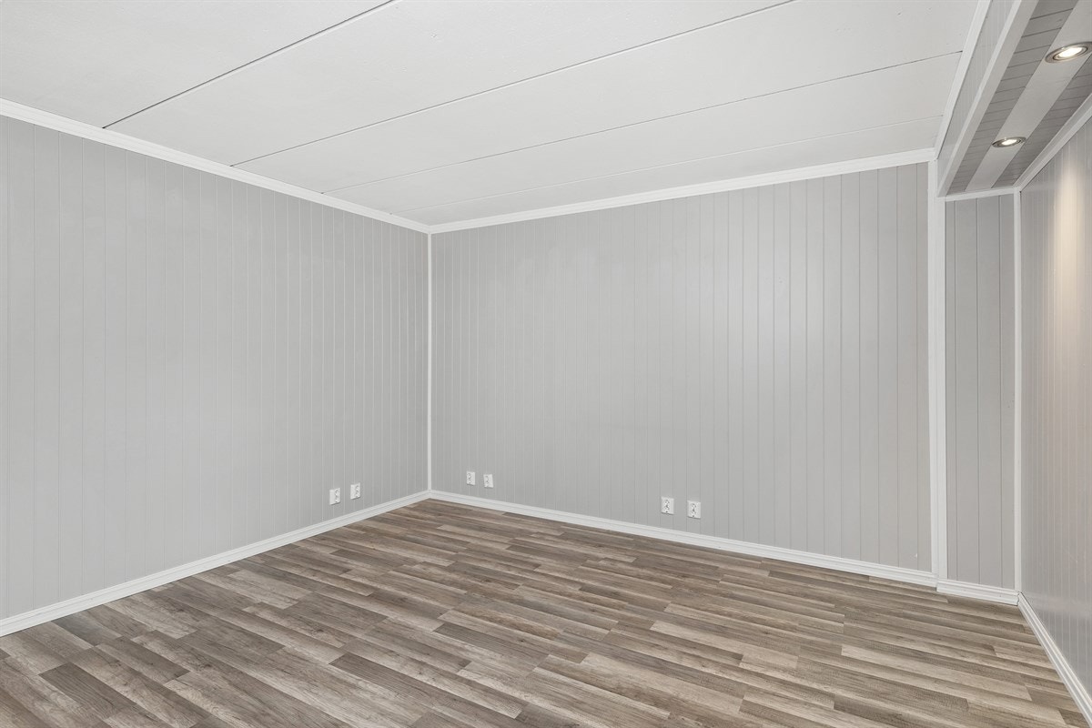 I kjelleren er det en romslig hybel med tre soverom, stue, kjøkken, bad og bod. Galleribilde