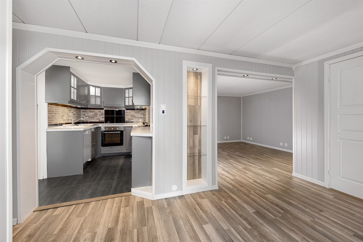 Kjelleretasjen inneholder gang, stue, kjøkken, soverom, soverom, kontor/soverom, bad, bod og teknisk rom/trapp. Galleribilde