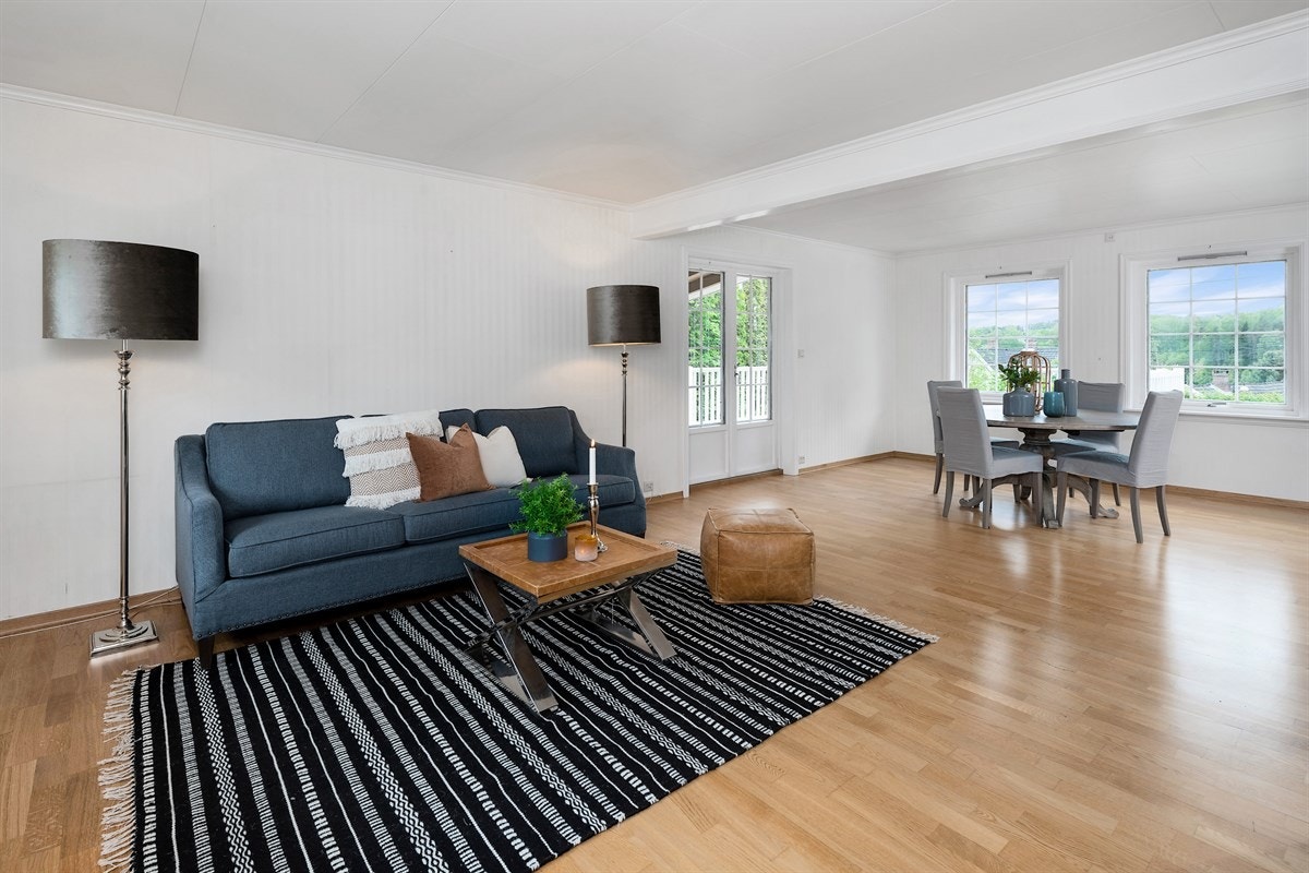 Her er det enkelt å møblere med både sofagruppe, tv-løsning, spisebord og godstoler. Galleribilde