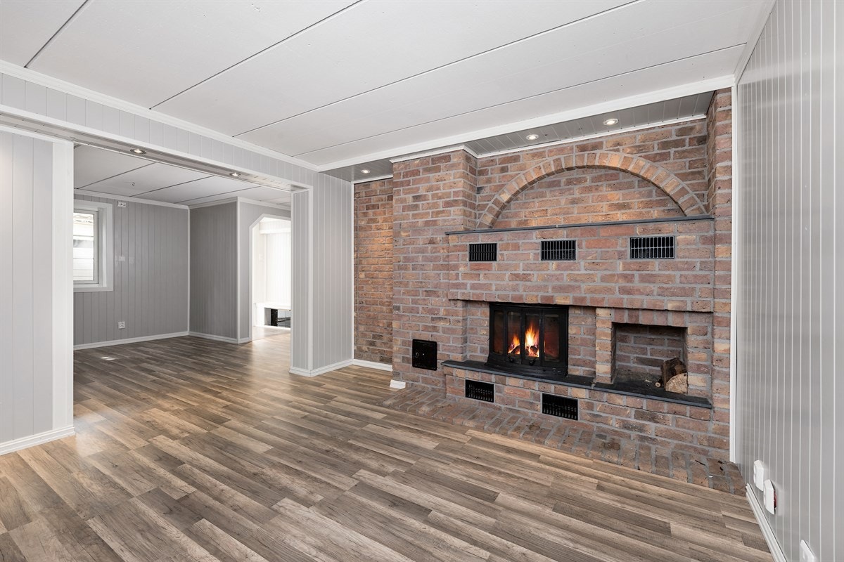 Det er peis med innsats i stuen i kjelleren og peisovn i hovedstuen. Galleribilde