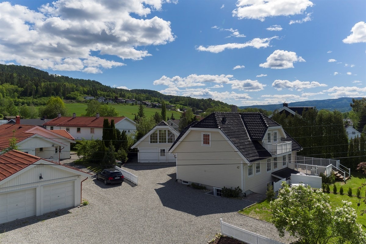 Eiendommen ligger i et attraktivt område ca. 3 km fra Hokksund sentrum i Øvre Eiker kommune. Området har gangavstand til skoler i alle trinn, barnehager, god kollektivtransport via buss og tog, samt et rikt utvalgt av servicetilbud og fasiliteter. Galleribilde