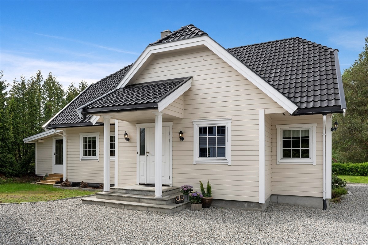 Boligens inngangsparti har et pent overbygg hvilende på søyler. Galleribilde