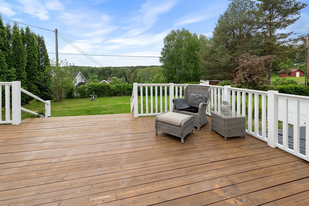 Fra verandaen er det videre adkomst til hagen. Galleribilde