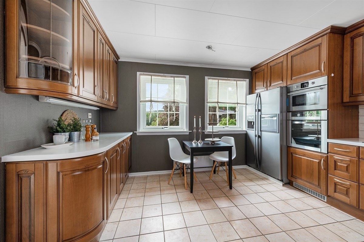 Ved vinduene er det plass for frokostbord. Innredningen er fra 2009 og holdt i en klassisk stil som passer godt til boligen. Galleribilde