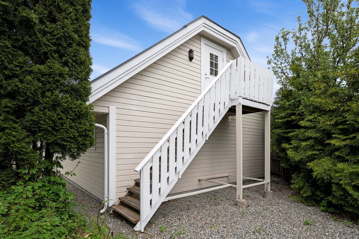 Garasjen har store vinduer i hele mønet mot gårdsplassen, og på loftet er det gipsede vegger, gulv i laminat og adkomst vi utvendig trapp. Galleribilde