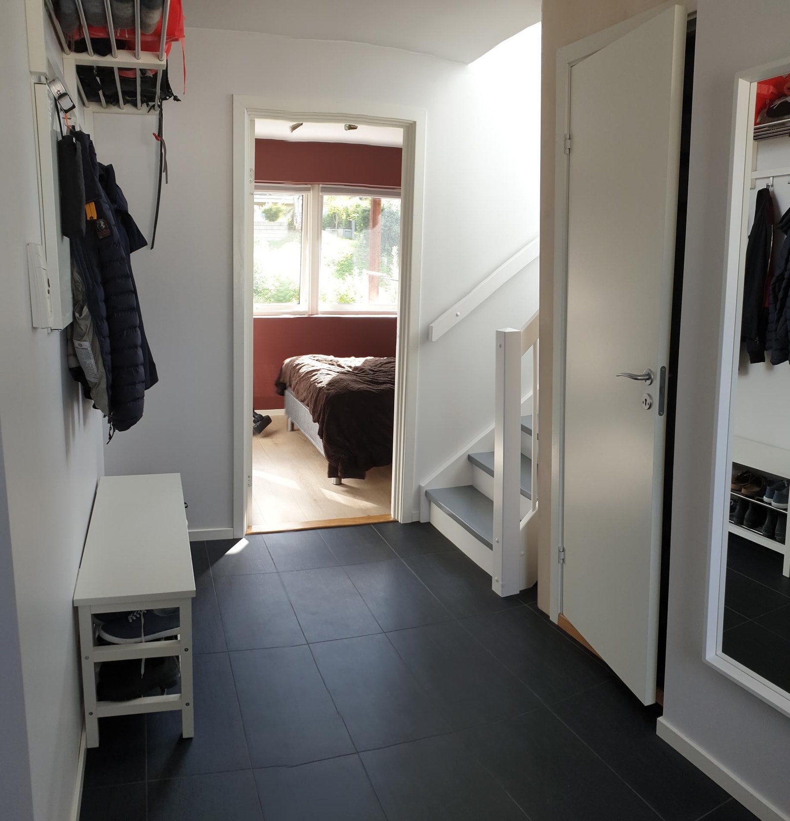 Gang sett fra inngangsdør mot soverom (1. etasje) Galleribilde