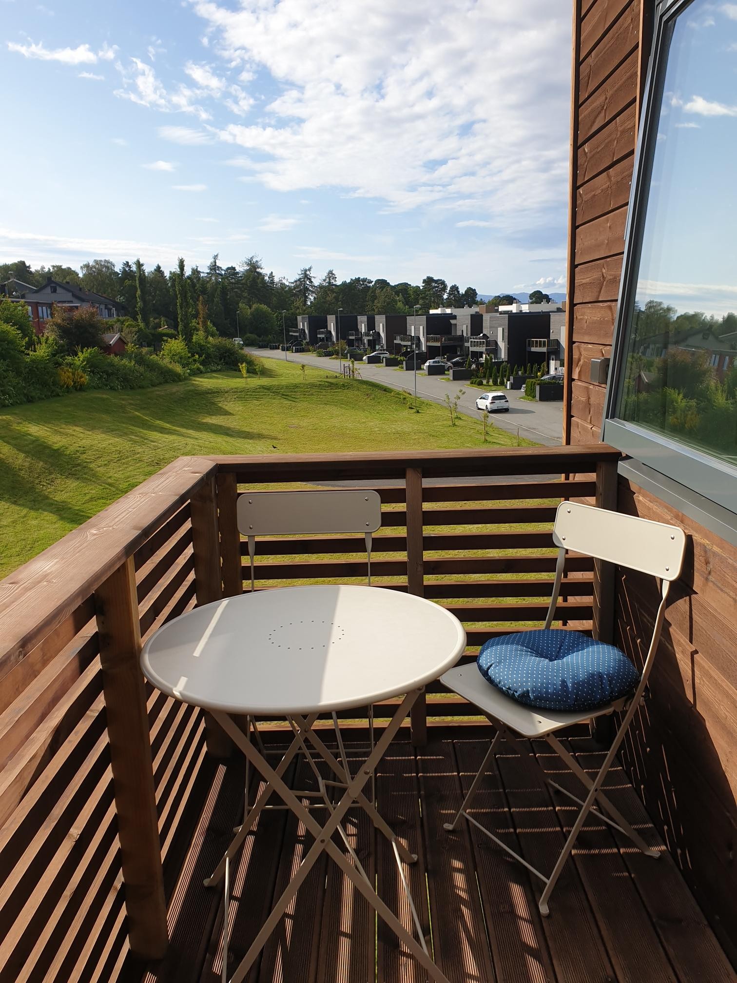 Leiligheten har egen balkong vendt mot hage/park Galleribilde