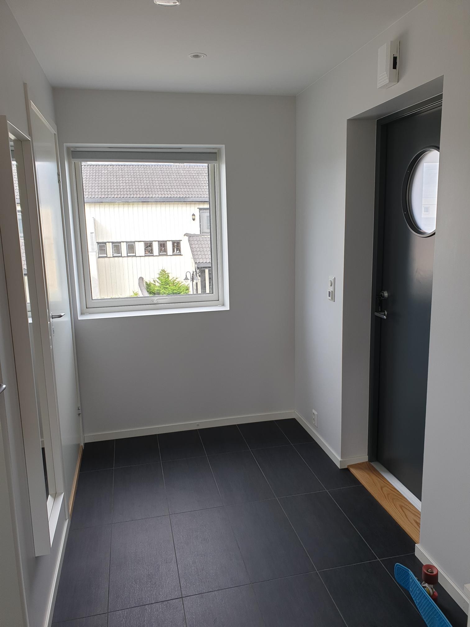 Flislagt gulv med varmekabler i gang (1. etasje) Galleribilde