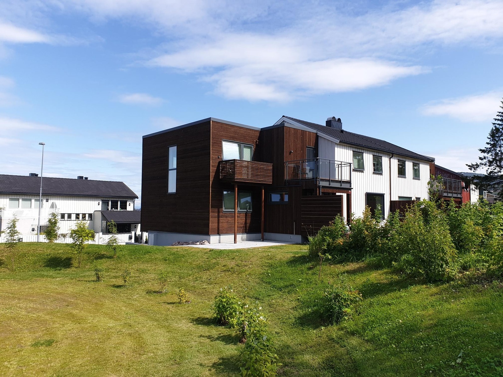 Utleieleiligheten til venstre i bildet, egen balkong m/spilerekkverk Galleribilde