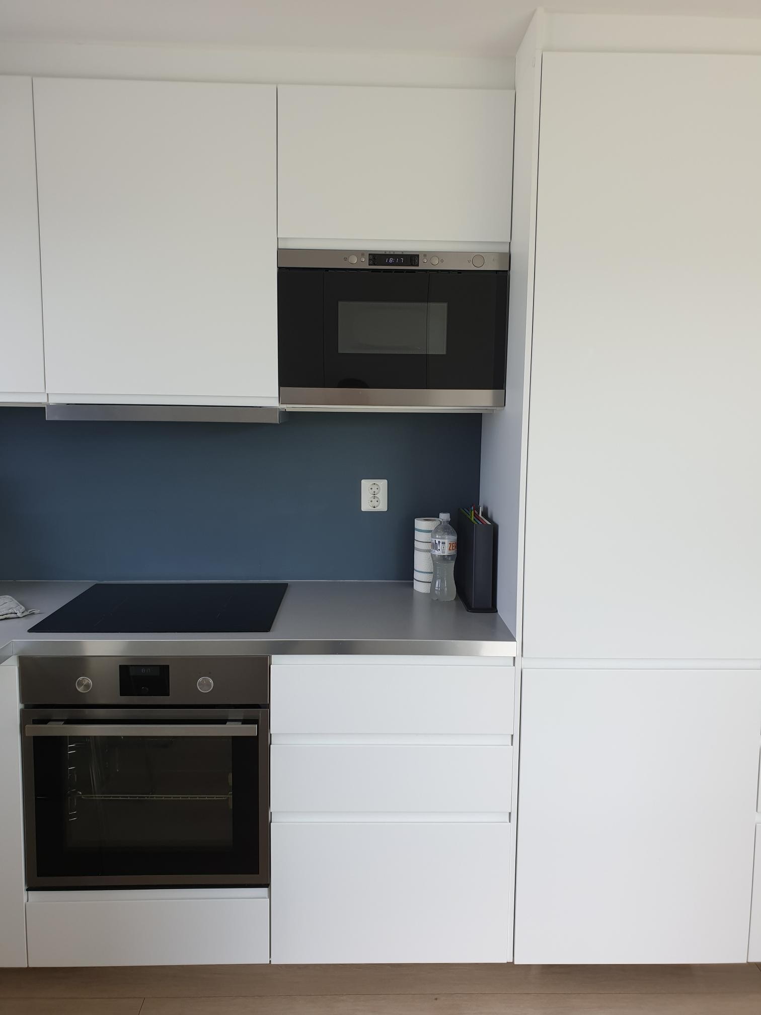 Komfyr, kjøl og frys, mikrobølgeovn, oppvaskmaskin Galleribilde