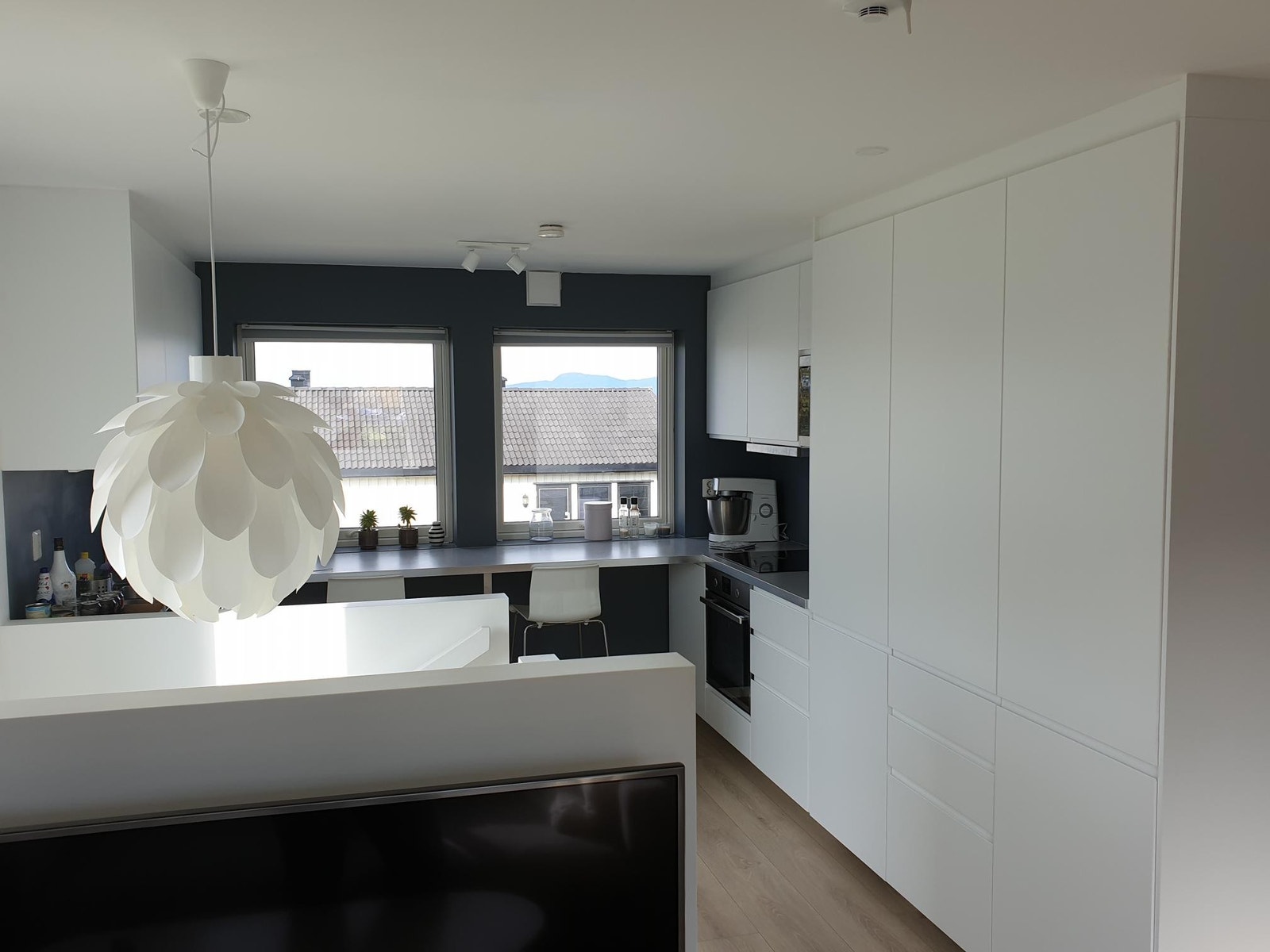 Stort og romslig kjøkken med barløsning Galleribilde