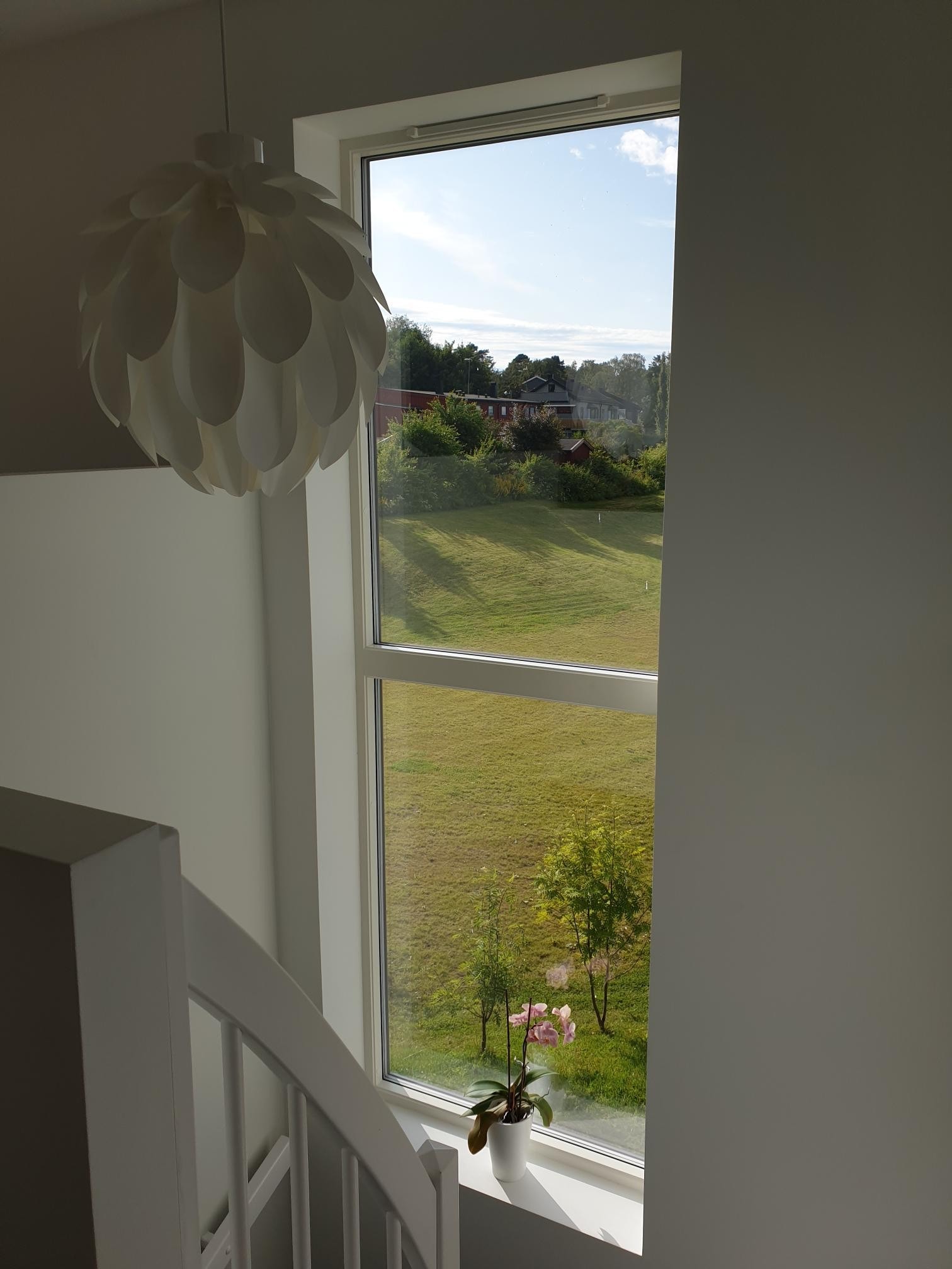 Vindu vender mot parkareal, godt lysinnslipp i leiligheten Galleribilde