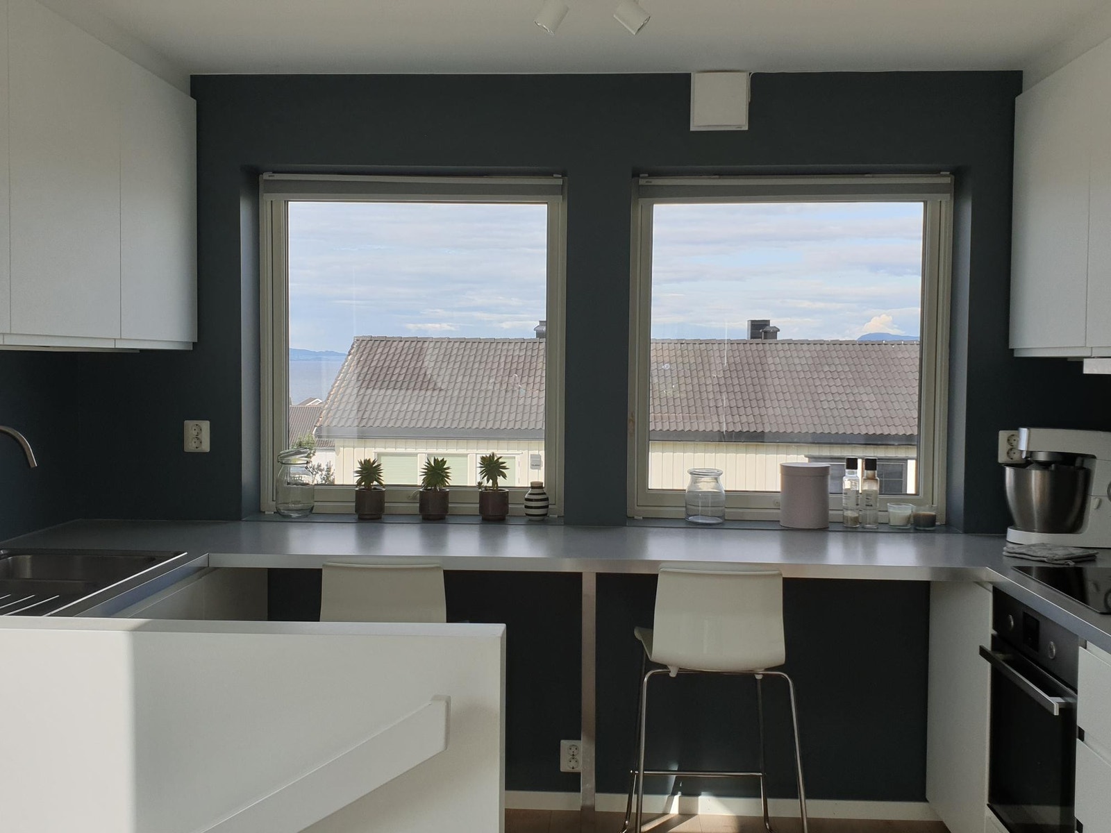 Nydelig utsikt mot Trondheimsfjorden fra kjøkkenet Galleribilde