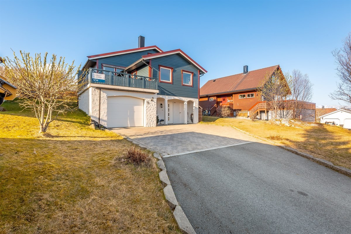 Velkommen til Dukvegen 55 - Lys og innholdsrik enebolig over 2 plan med integrert garasje, veranda og balkong