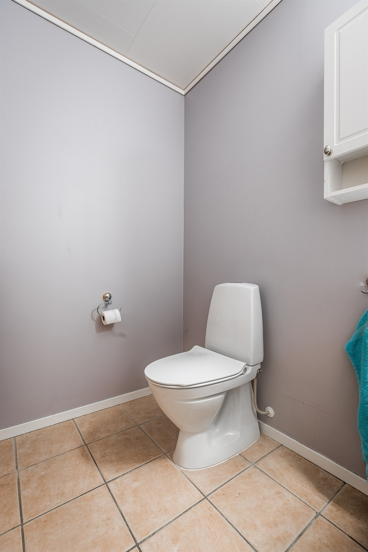 WC-rom i første etasje. Gulvvarme og vegger med malte plater. Innredning med under- og overskap. Glatte lyse fronter med speil og dørknotter.