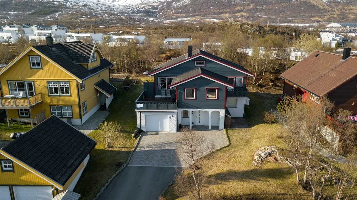 Fasade med inngang til entre i første etasje til høyre for garasje