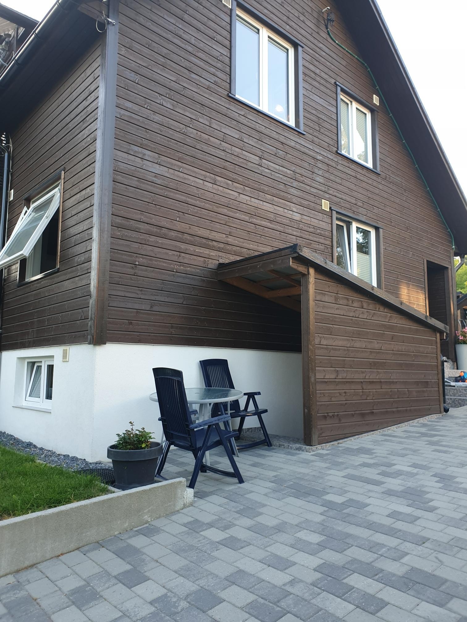 Ute plass Galleribilde