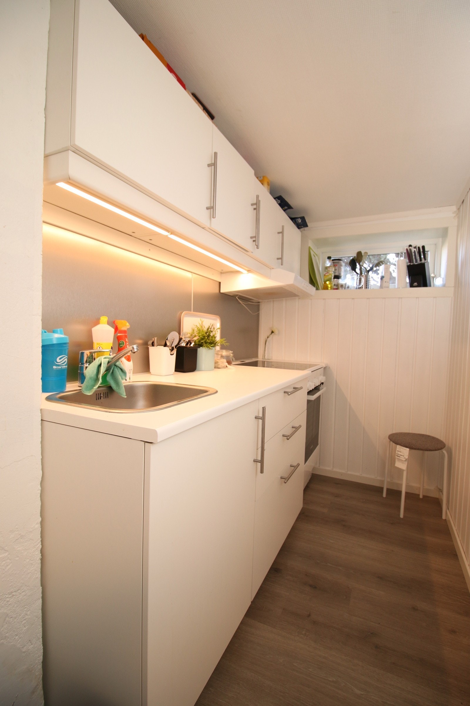 Lite kjøkken i underetasjen Galleribilde