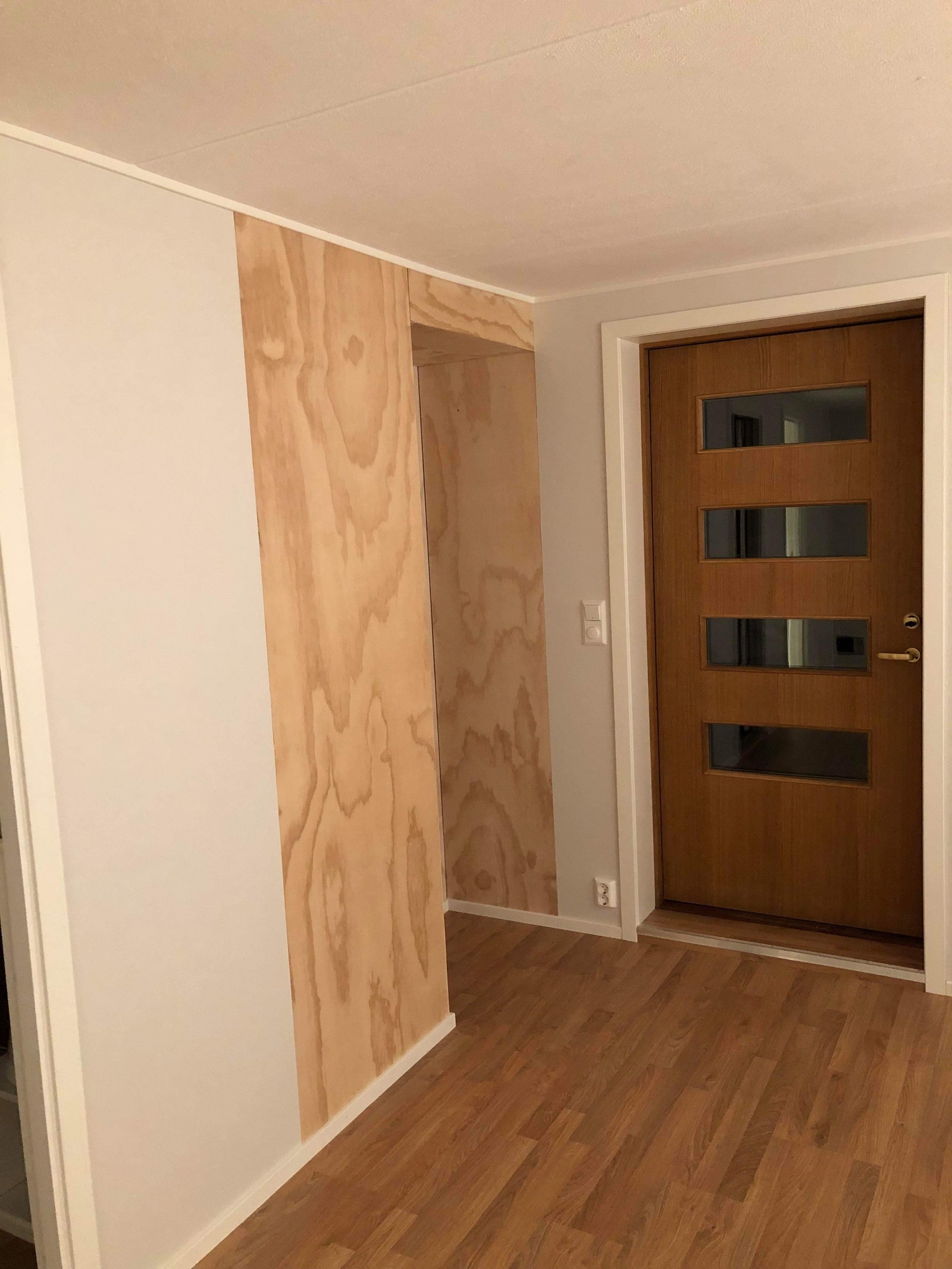 Inngangsdør og plass for yttertøy Galleribilde