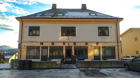 Leiligheten ligger i første etasje, med uteplass foran. Galleribilde