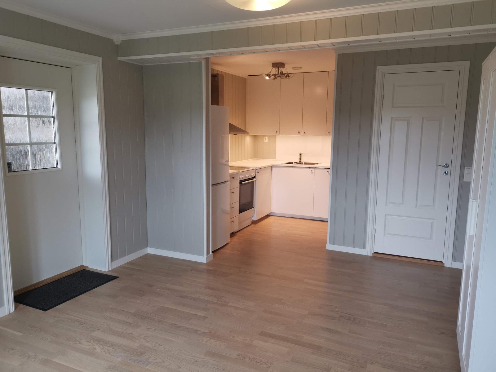 Koselig kjøkkenkrok. Dør til eget bad rett fram, bodinngang til høyre Galleribilde