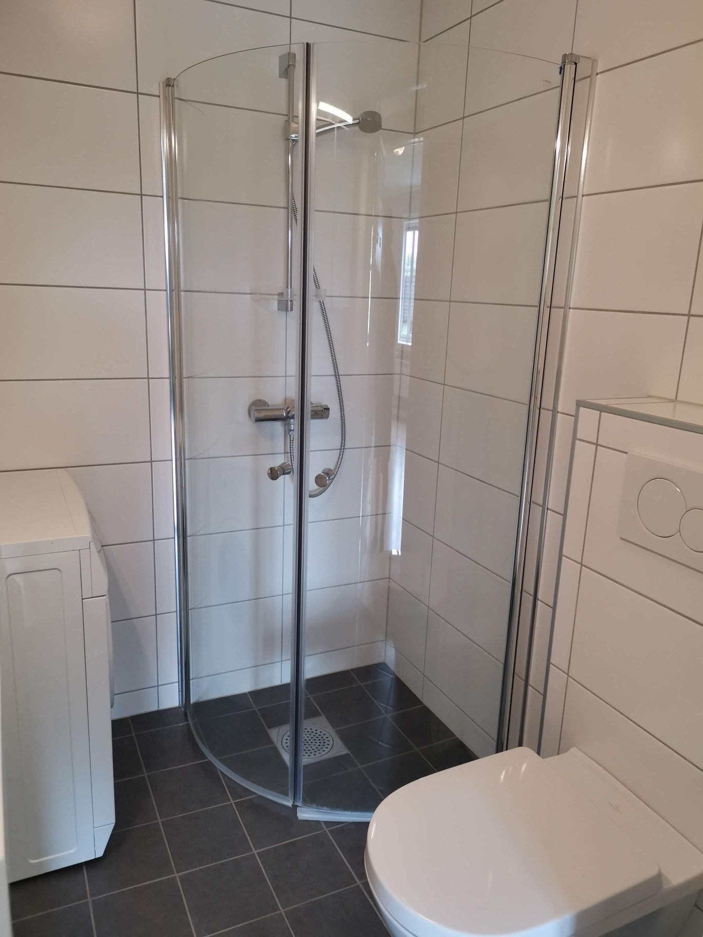 Stilfull dusjnisje og vegghengt toalett Galleribilde