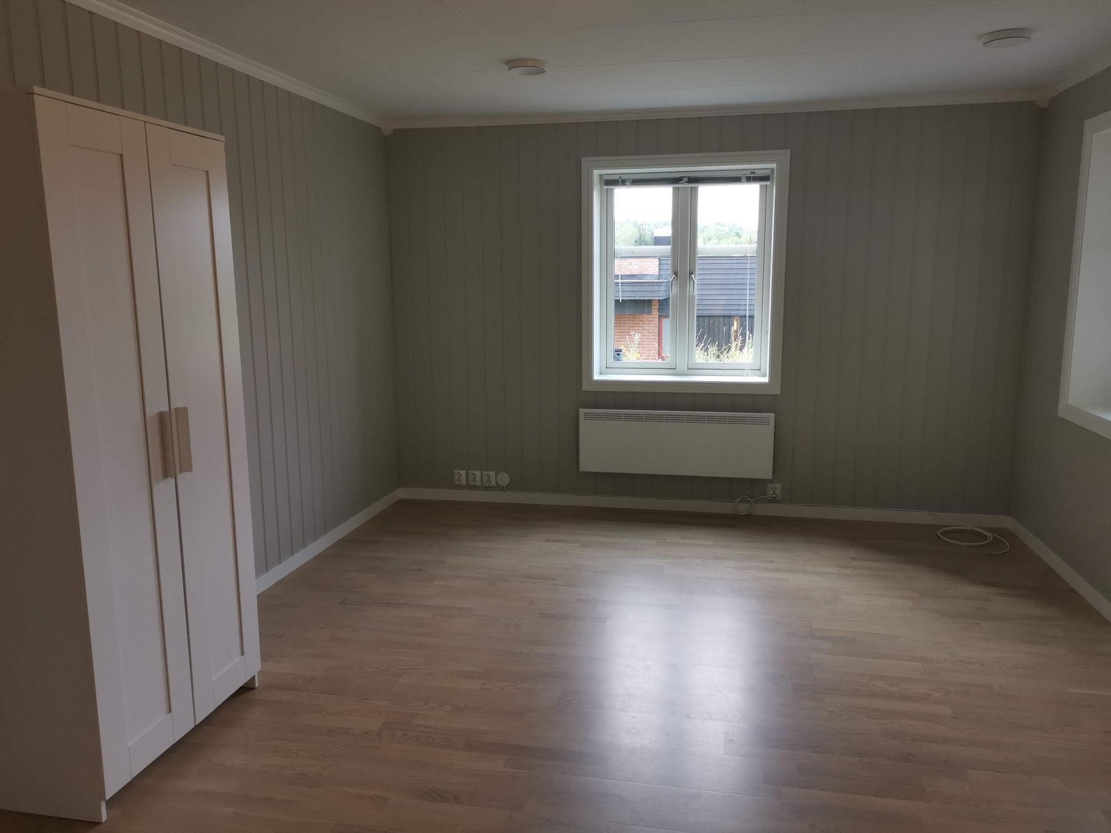 Stue / soverom med parkettgulv. Klesskap medfølger Galleribilde