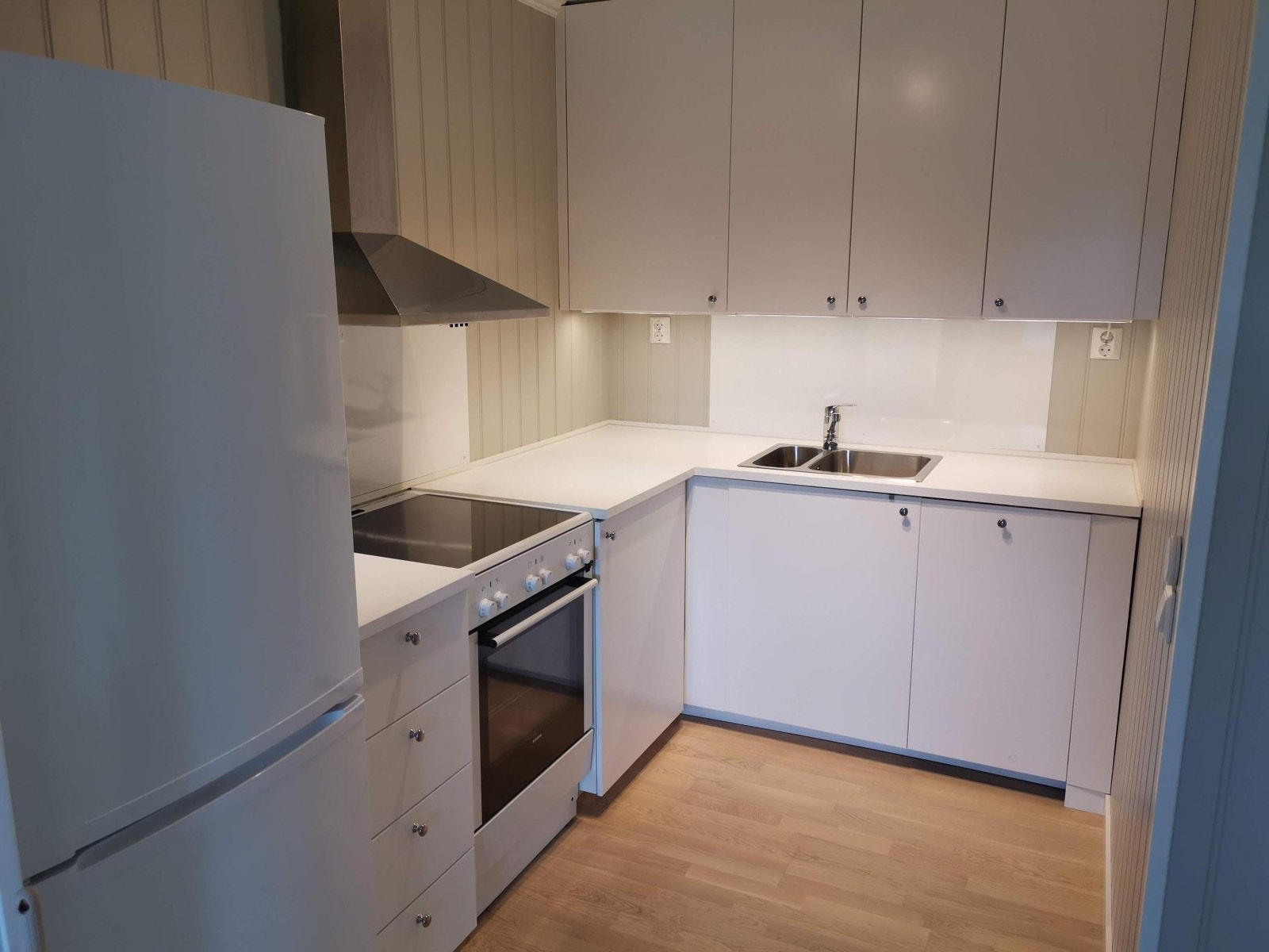 Romslig kjøkken med bl.a. oppvaskmaskin og god skapplass. Galleribilde