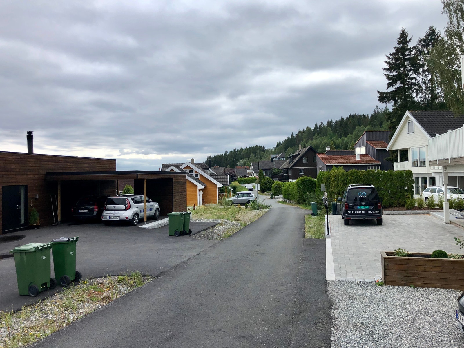 Stille og rolig eneboligområde, med 4 minutters gange til bussholdeplass og 10 minutters gange til Kiwi. Galleribilde