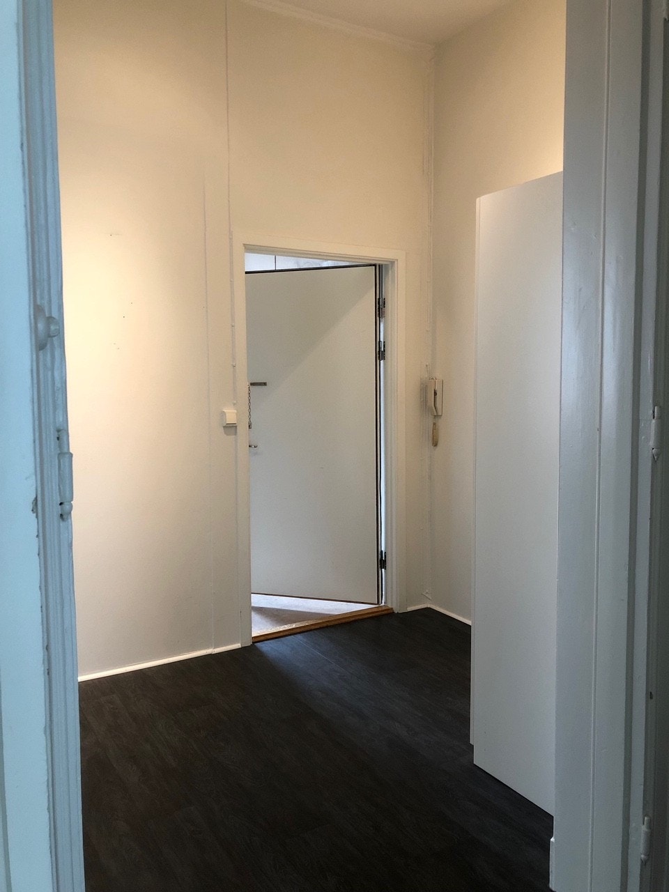 På innsiden, mot entredør Galleribilde