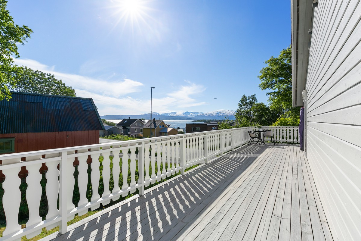 Stor syvendt veranda med meget gode sol- og lysforhold