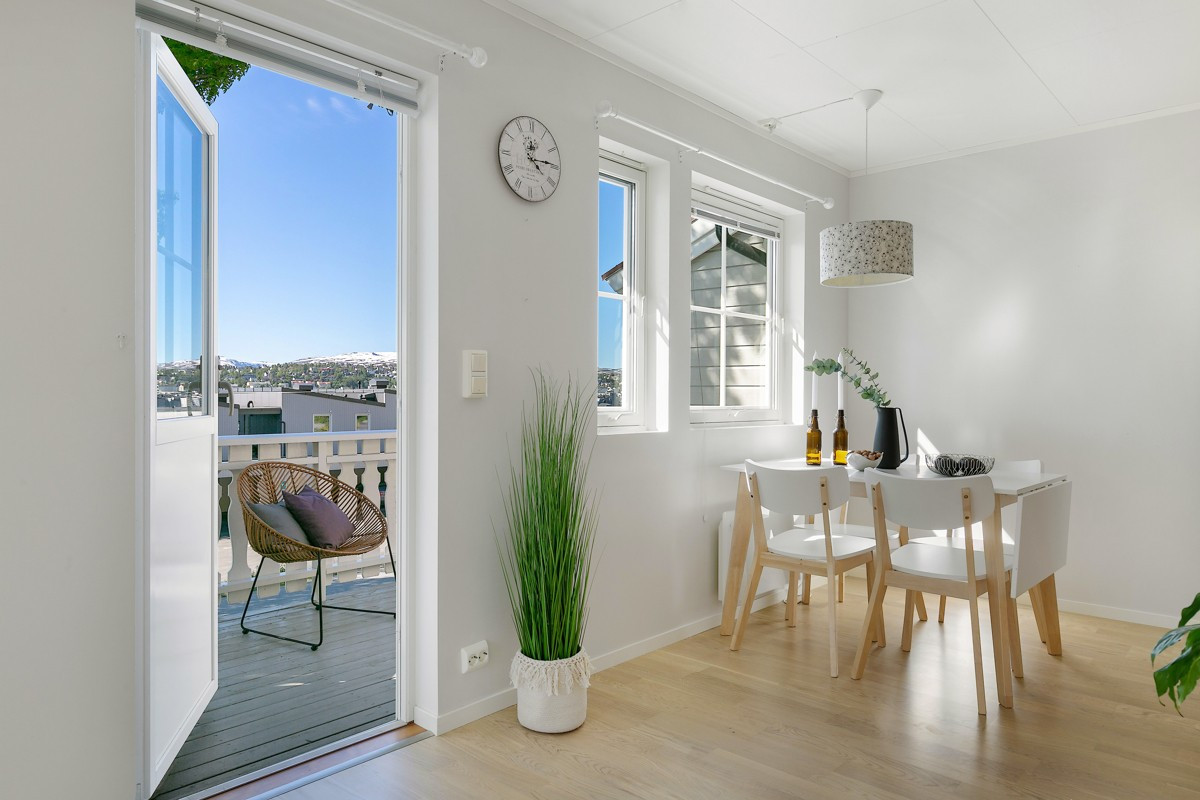 Fra kjøkken er det utgang til vestvendt veranda