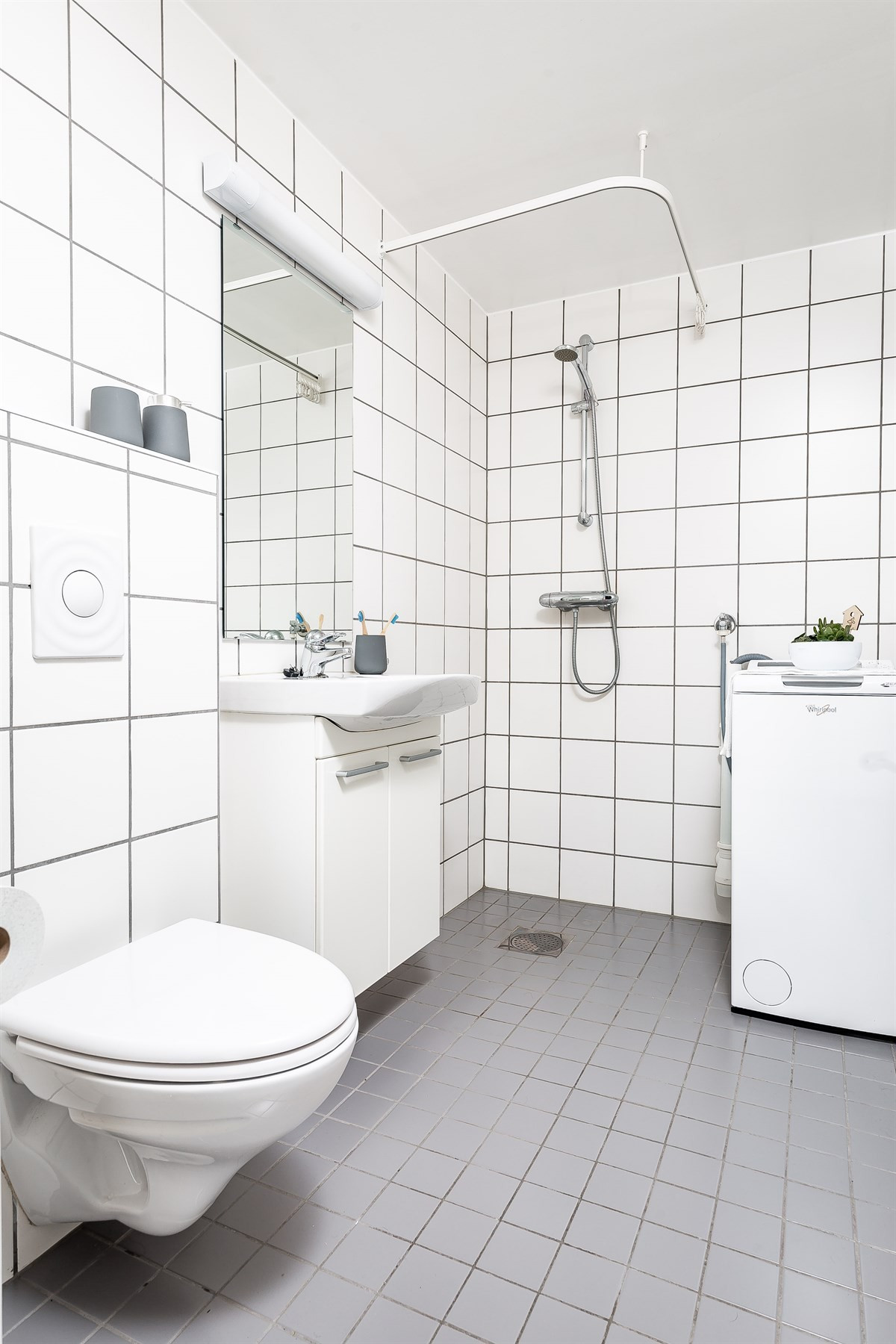 Komplett fliselagt baderom med opplegg til vaskemaskin