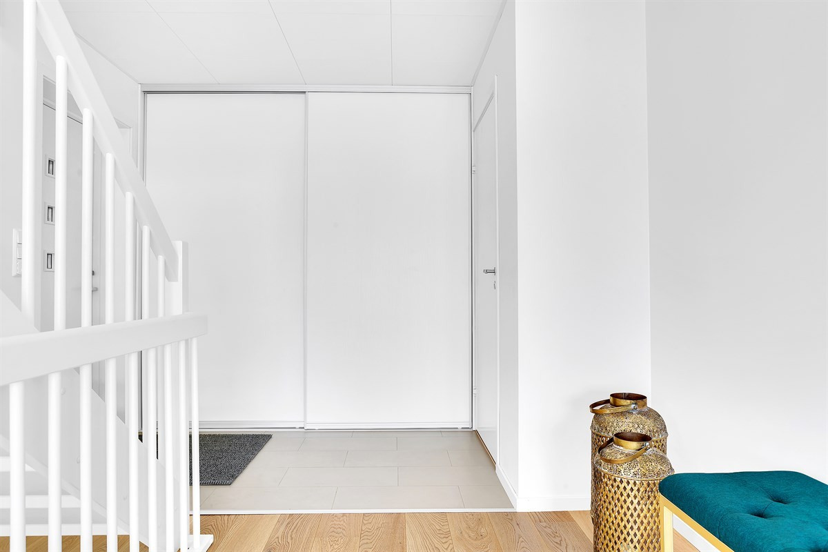 Gang med skyvedørsgarderobe