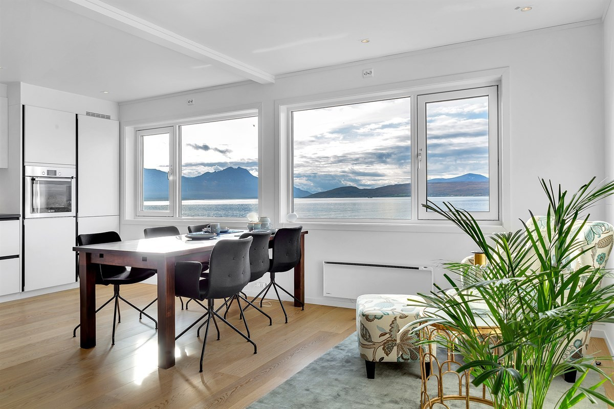God plass til spisebord samt store vindusflater som gir godt lysinnslipp