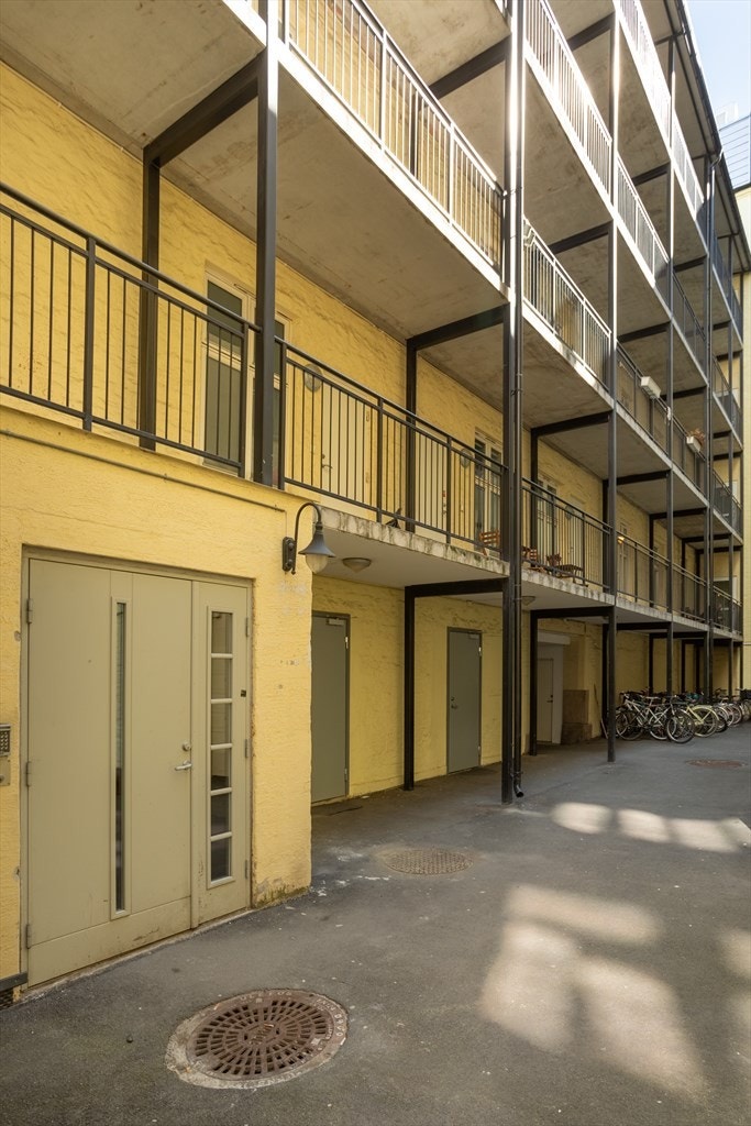 Bakgård med sykkelparkering. Galleribilde