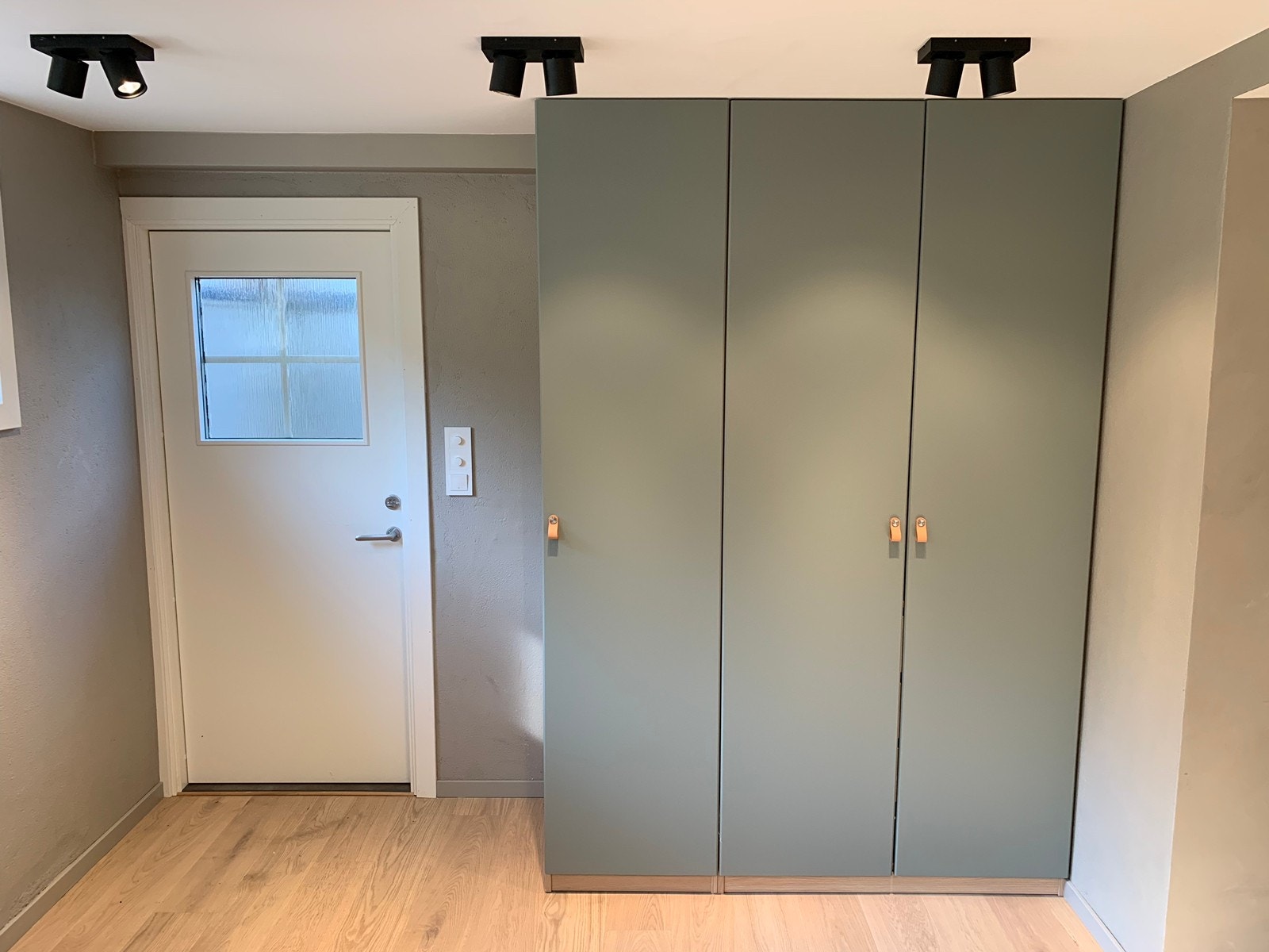 Garderobeskap. Egen inngang. Galleribilde