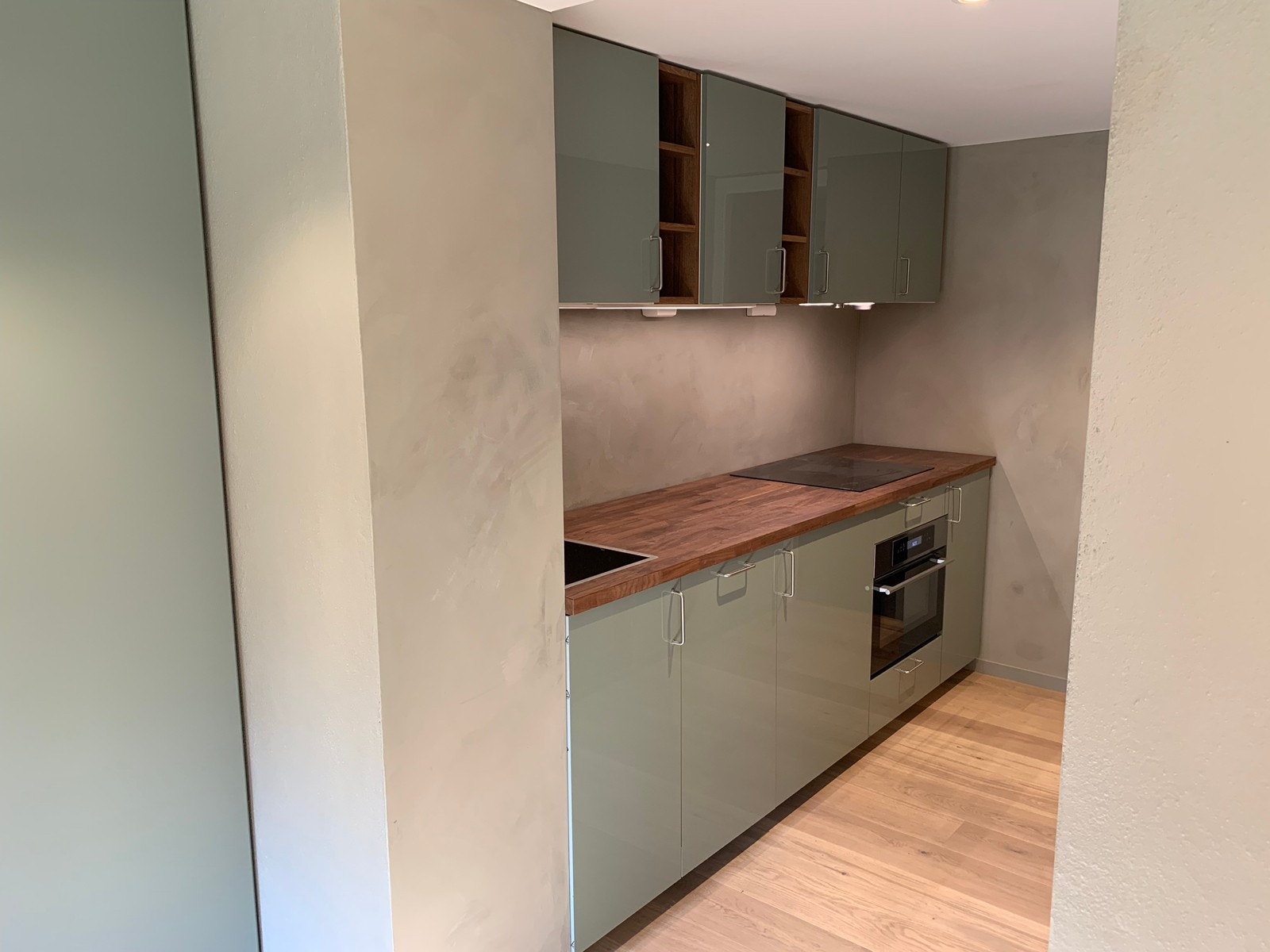 Kjøkken med kombiovn, oppvaskmaskin og kjøleskap Galleribilde