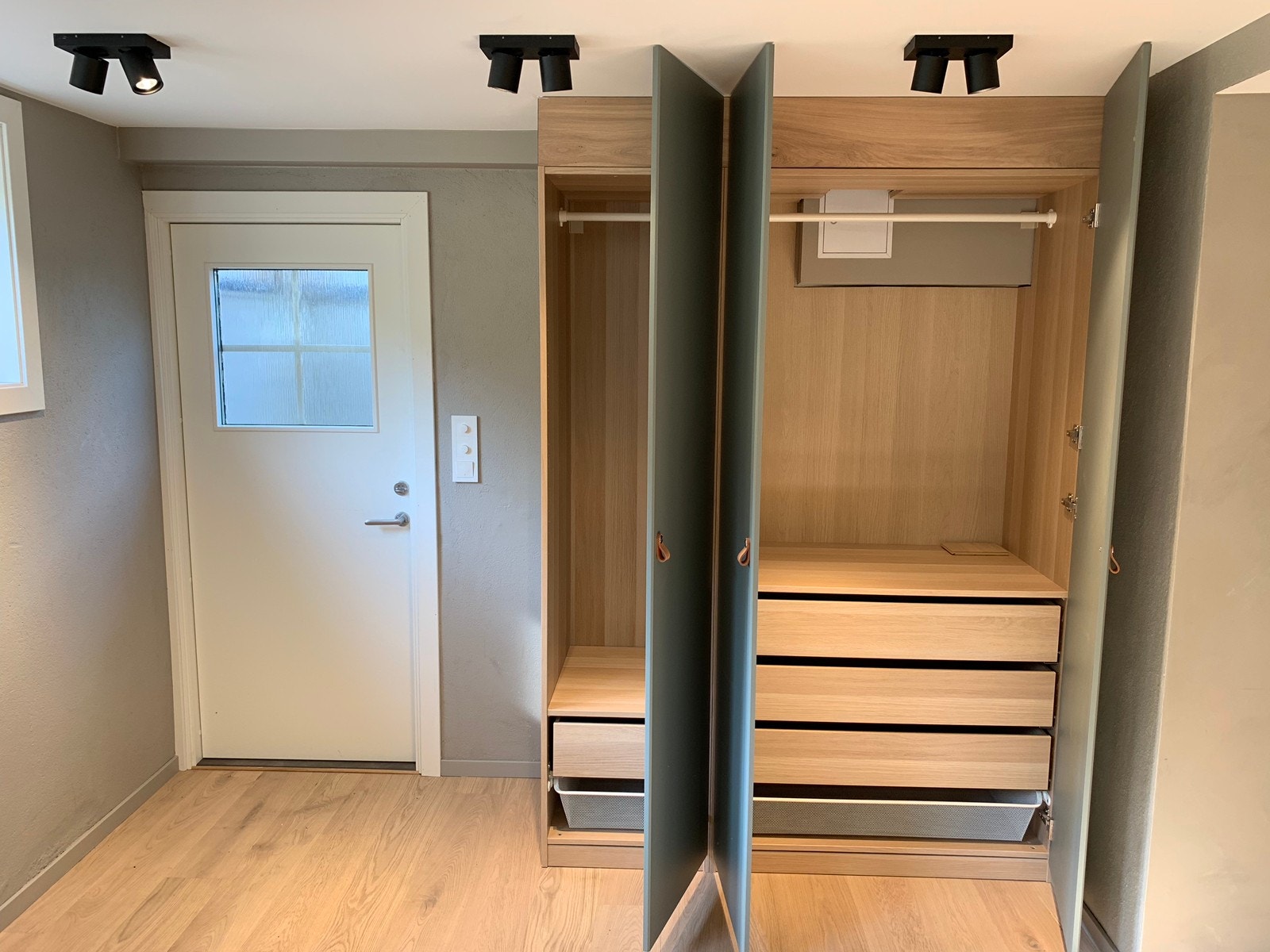 Garderobeskap. Egen inngang. Galleribilde