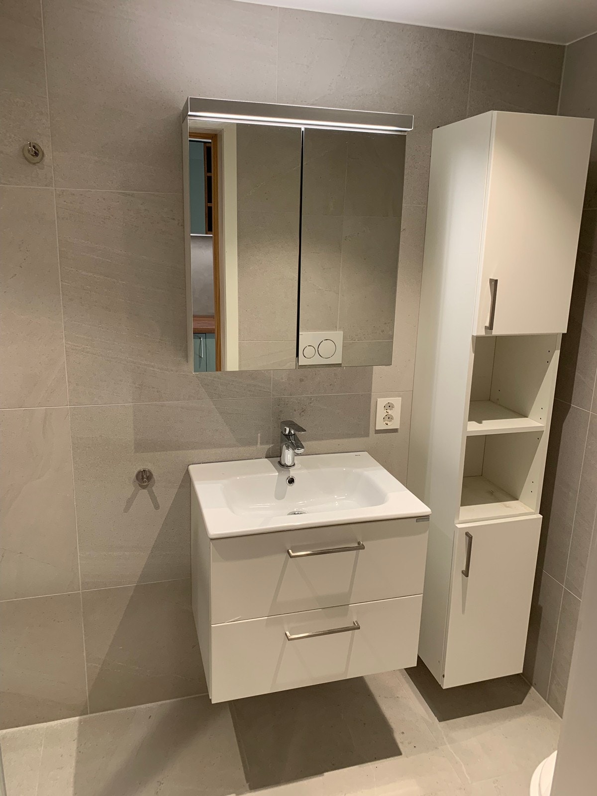 Bad. Egen plass til vaskemaskin og tørketrommel. Galleribilde