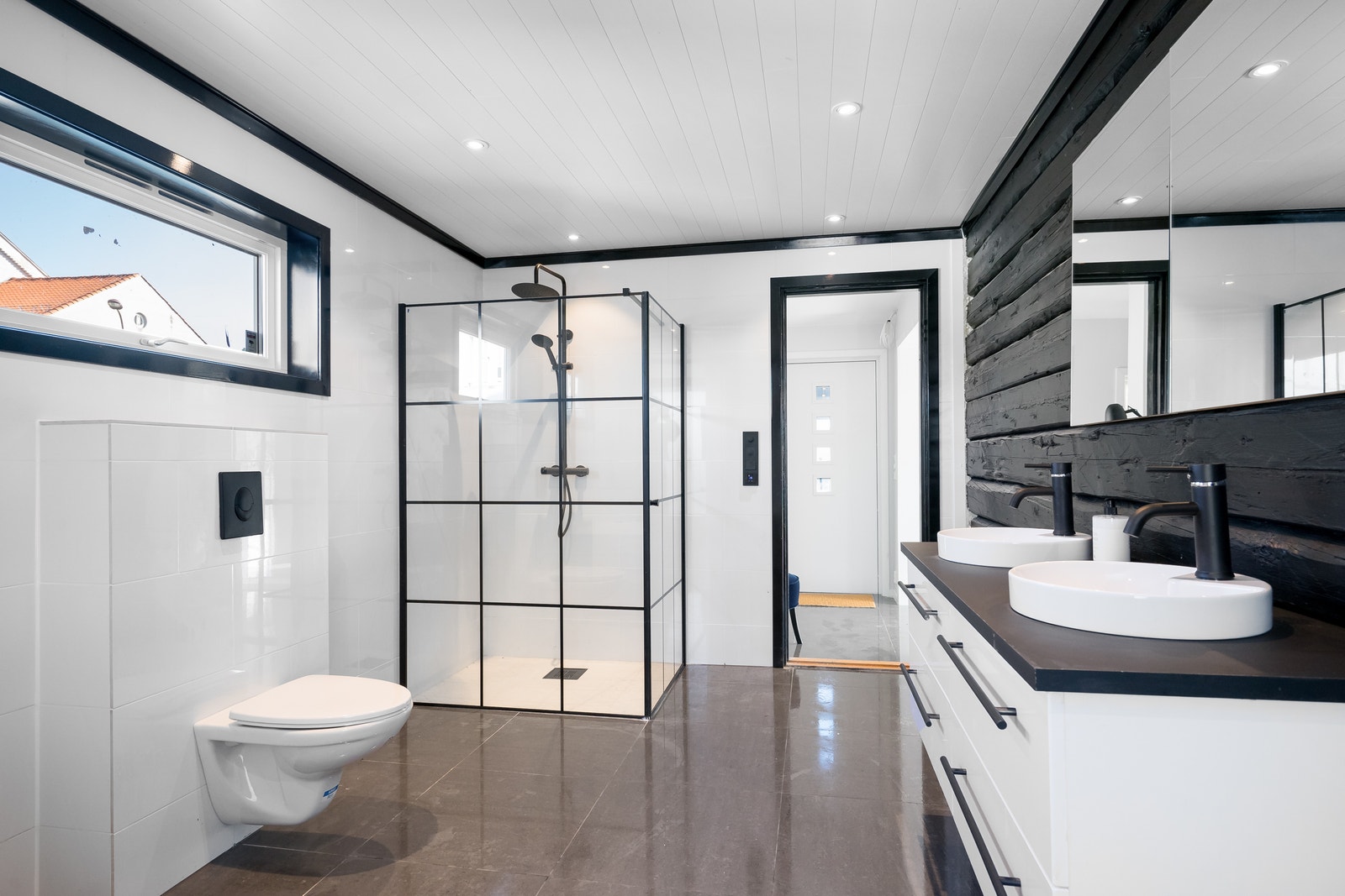 Stort moderne bad m/ Vask og tørk + Badekar Galleribilde