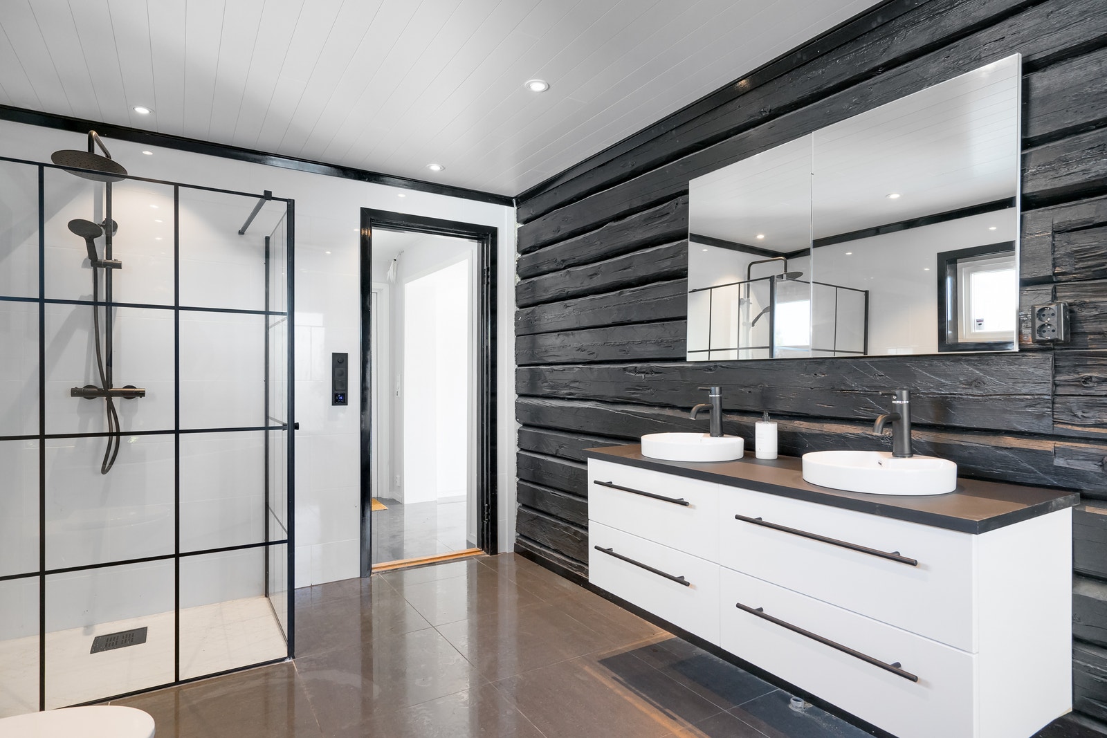 Bad 1, med badekar, 2 vasker, dusjsone og separat vaskerom. m. combi vask og tørk maskin. Galleribilde