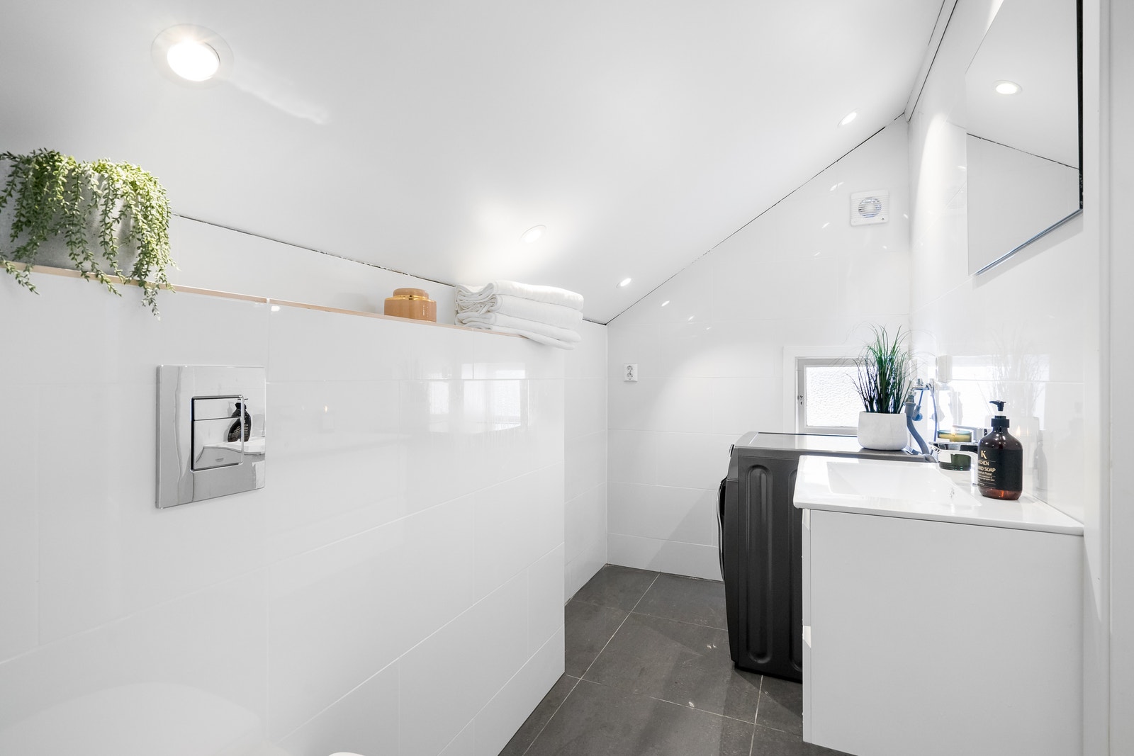 Bad 2. etasje. Her også med vask og tør maskin i et. Galleribilde