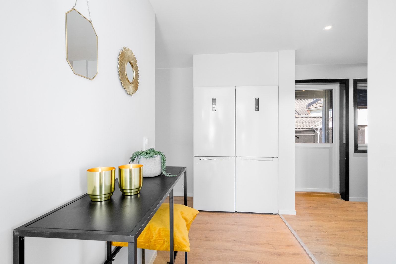 Kjøkken med 2 stor kjøleskap og fryser Galleribilde