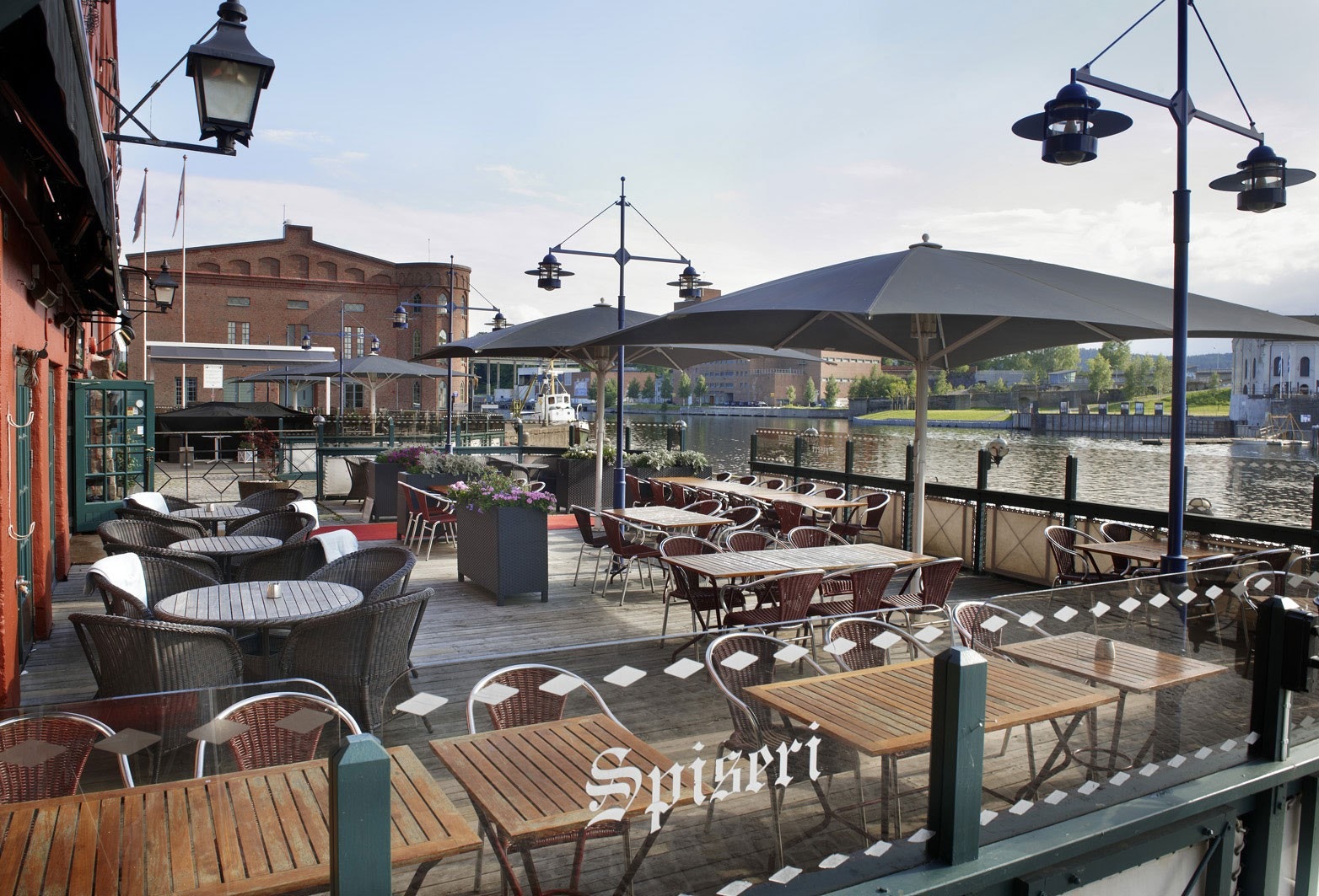 2 min gangge til nærmeste utested. Galleribilde