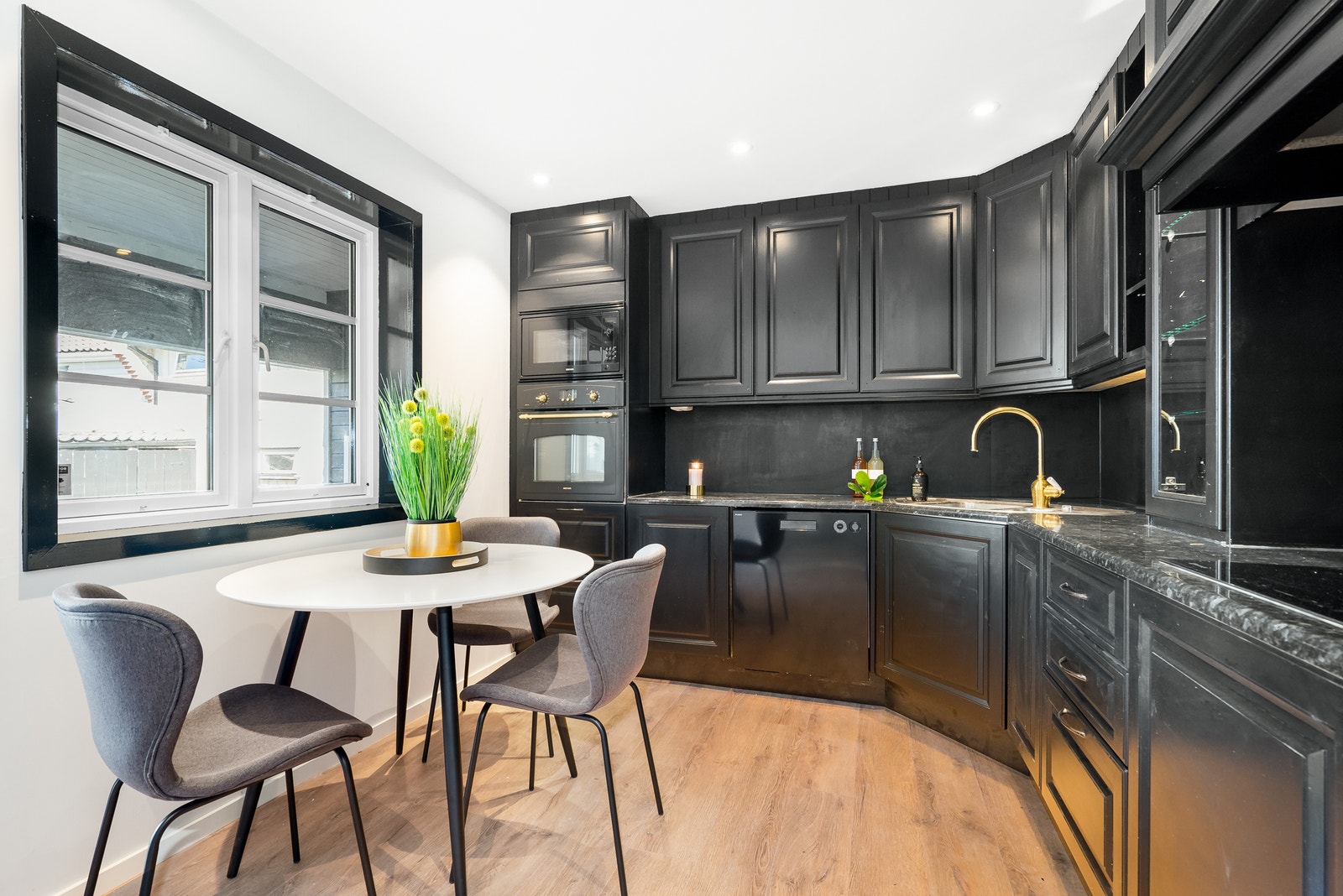 Stort felles kjøkken med dør til hage. Galleribilde