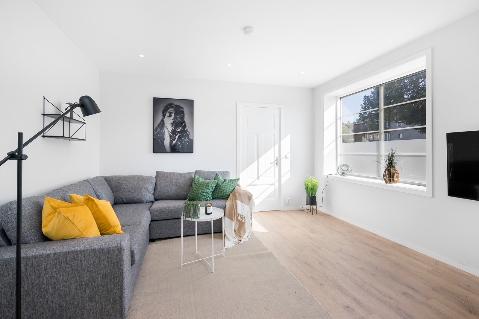 Fellesområde med stor TV og "Alt i boks" i veggen Galleribilde